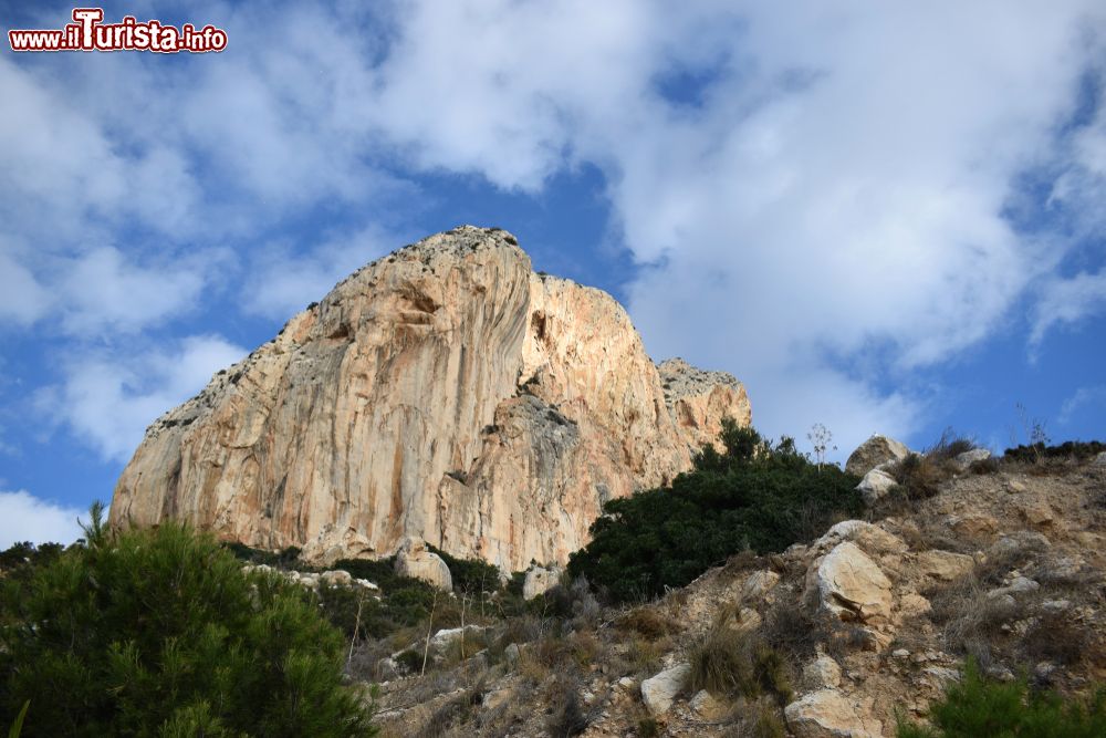 Immagine Veduta del Monte Ifach a Calpe, Spagna. Qui sorge un parco naturale di 47 ettari; si tratta di un'enorme mole calcarea che discende in modo brusco sino al mare.