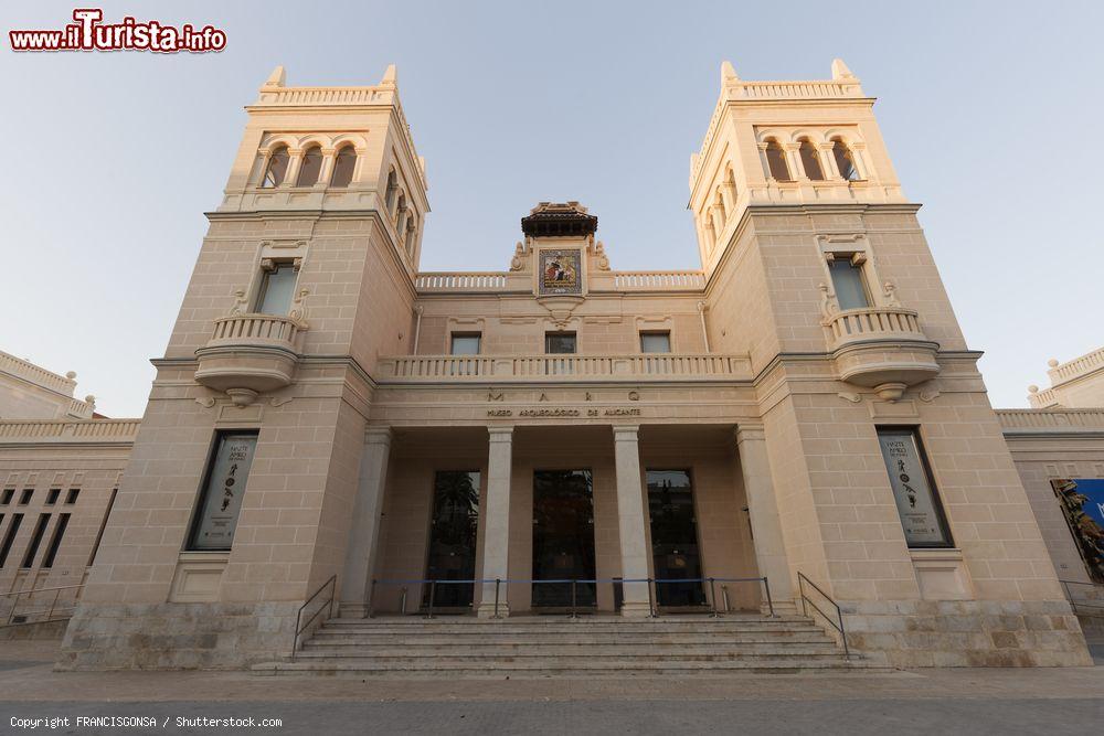 Immagine Veduta del Museo di Archeologia di Alicante, Spagna. Vincitore del premio European Museum of the Year nel 2004, questo spazio museale ospita 8 gallerie - © FRANCISGONSA / Shutterstock.com