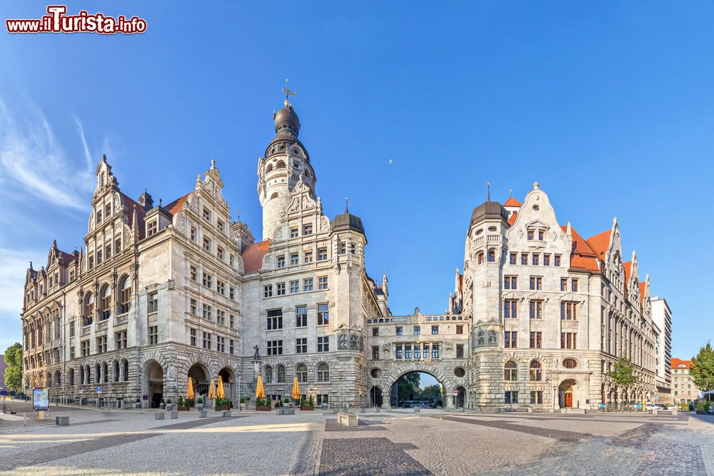 Immagine Veduta del Neues Rathaus da Burgplatz a Lipsia, Germania. A spiccare è soprattutto la bella torre, punto di riferimento della città.