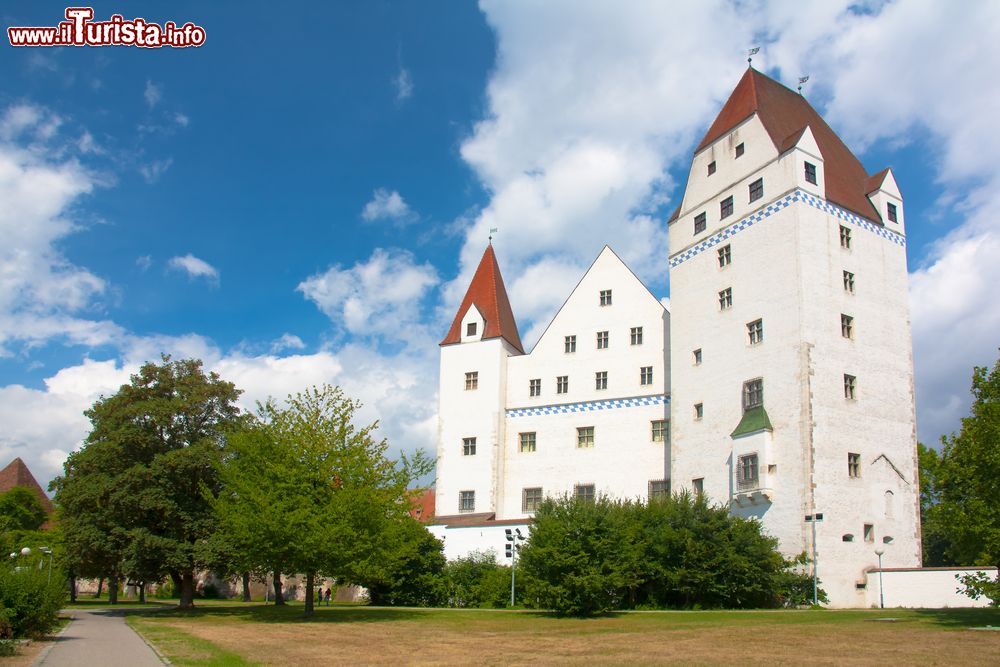 Immagine Veduta del Neues Schloss a Ingolstadt, Germania. Fra i più importanti edifici del XV° secolo costruiti in Baviera, il Nuovo Castello ospita attualmente il museo dell'esercito bavarese e delle armi. La parte più antica risale al 1430 all'epoca del duca Ludovico VII° di Baviera.