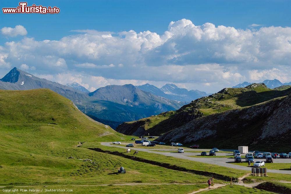 Immagine Veduta del parcheggio Belelcombe a Val Cenis, Francia. Nel cuore del parco nazionale della Vanoise, questo parcheggio è servito dagli shuttle ed è accessibile ai veicoli. E' anche il punto di partenza per le passegiate nella Vanoise - © Plam Petrov / Shutterstock.com