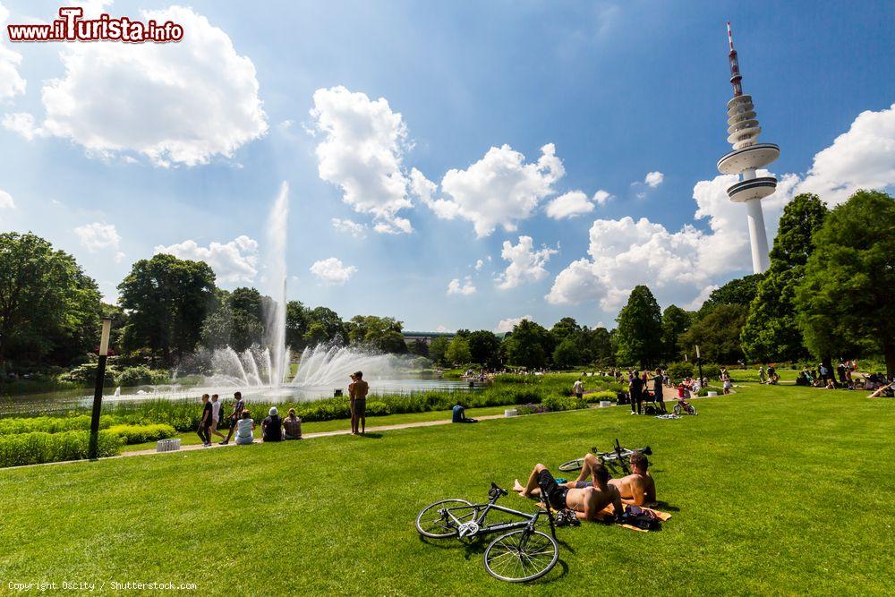 Immagine Veduta del Planten un Blomen Park a Amburgo, Germania. Questo giardino botanico si trova lungo la Peterburger Strasse e si estende per 47 ettari nei pressi delle antiche fortificazioni cittadine del XVII° secolo. Realizzato nel 1934-35, ospita un giardino di rose, piante esotiche e il più grande giardino giapponese d'Europa - © Oscity / Shutterstock.com