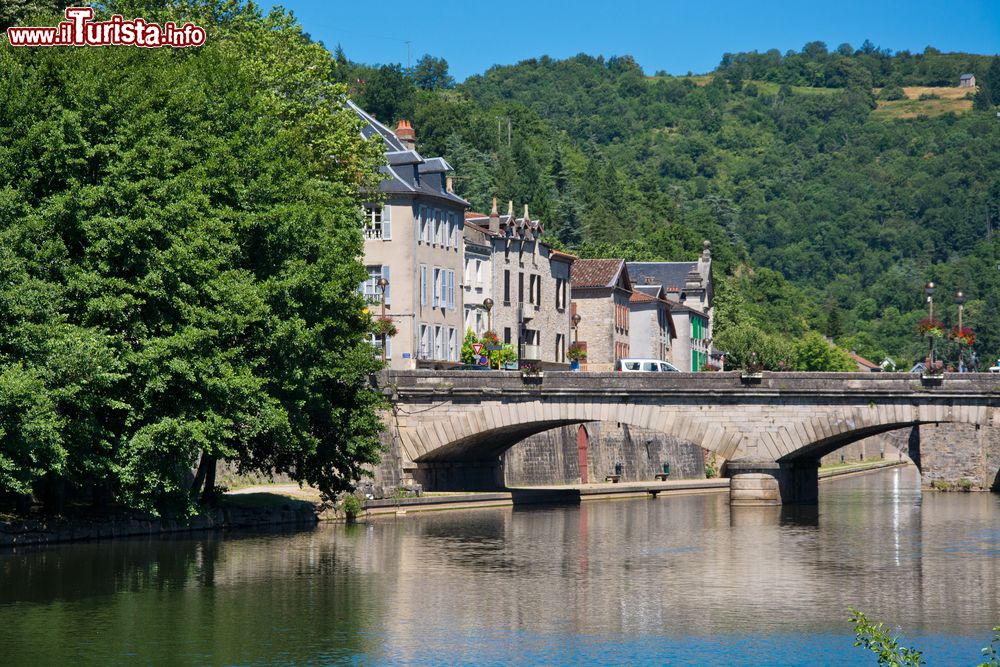 Immagine Veduta del Pont de Consuls a Villefranche-de-Rouergue, Francia, sul fiume Aveyron.