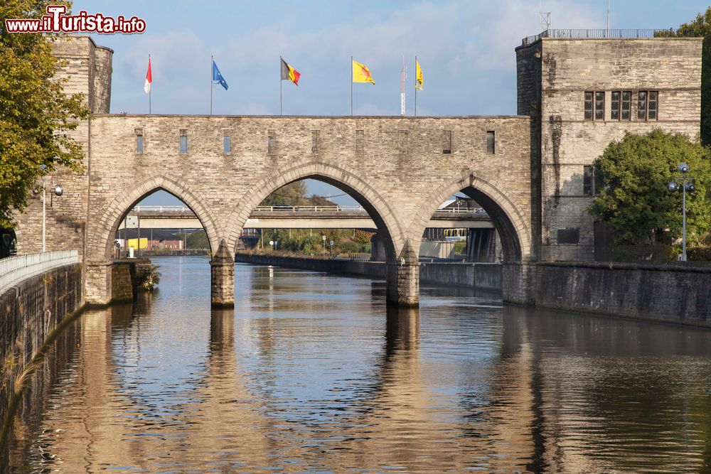 Immagine Veduta del Pont des Trous a Tournai, Vallonia, Belgio. Questa porta fluviale in stile gotico, fiancheggiata da due torri, attraversa il fiume Schelda. E' uno dei monumenti simbolo della città.