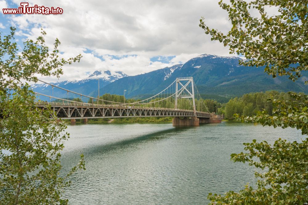 Immagine Veduta del ponte di Revelstoke attraverso il Columbia River, Canada.