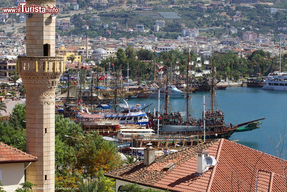 Immagine Veduta del porto di Alanya con barche ormeggiate e la bandiera turca - © dmitry_islentev / Shutterstock.com
