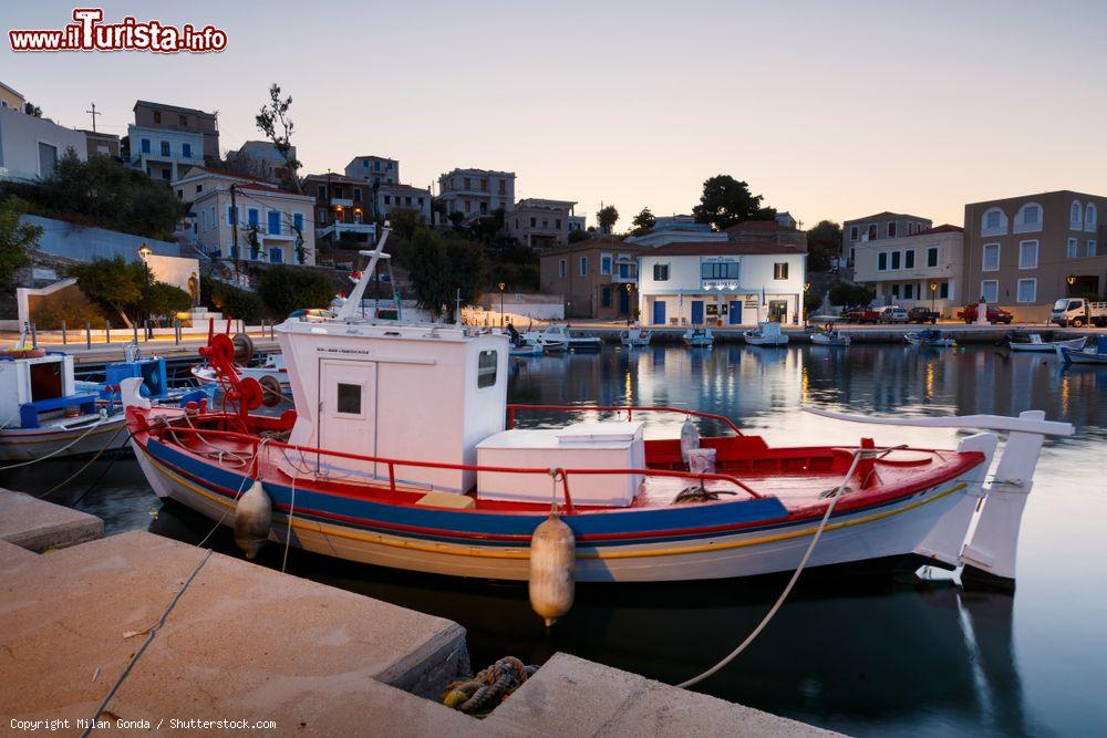 Immagine Veduta del porto sull'isola di Inousses, Grecia, all'alba. Siamo nell'Egeo Settentrionale - © Milan Gonda / Shutterstock.com