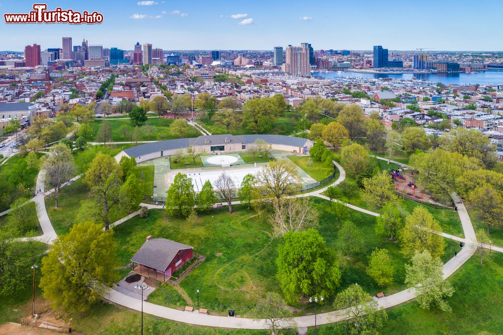 Immagine Veduta del Riverside Park a Baltimora, Maryland, Stati Uniti d'America. Questo bel parco pubblico si estende per oltre 6 ettari e si trova nel cuore del quartiere di Riverside da cui ha preso il nome.