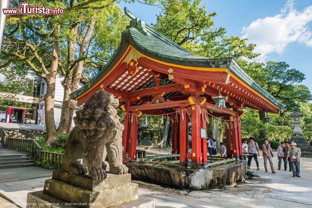 Immagine Una veduta del santuario di Dazaifu a Fukuoka, Giappone. A rendere celebre questo luogo di culto sono anche i pruni: ve ne sono circa 6 mila - © Phurinee Chinakathum / Shutterstock.com