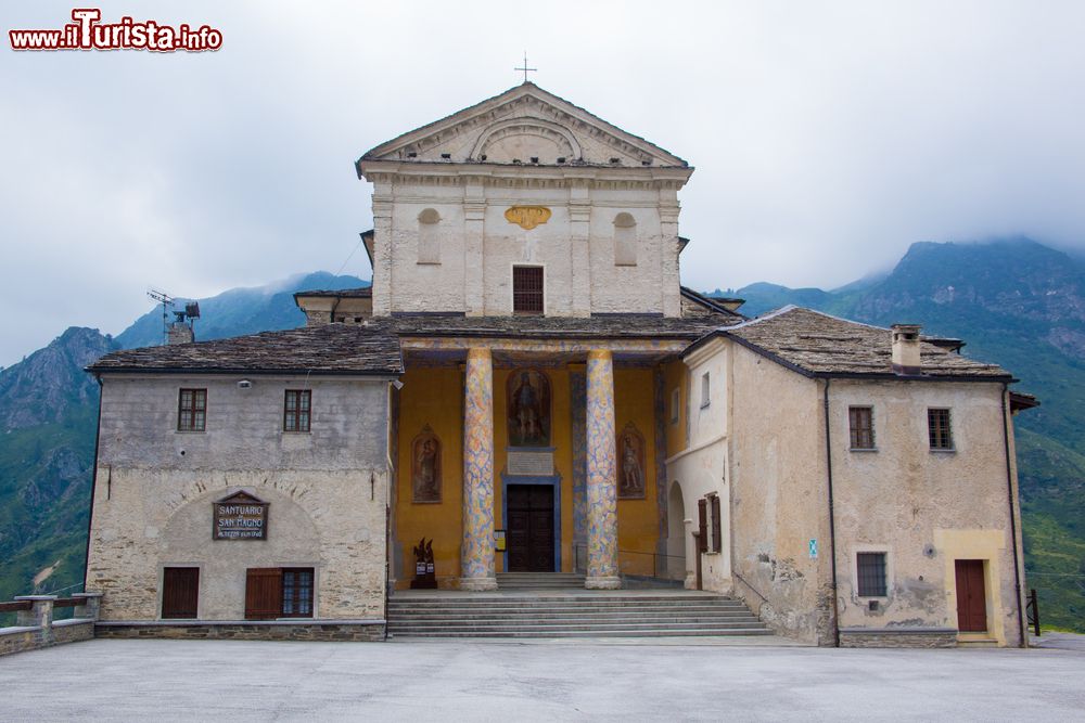 Immagine Veduta del santuario di San Magno a Castelmagno, Valle Grana, Piemonte. E' normalmente aperto da giugno a settembre quando offre servizio di pernottamento e ristoro ai pellegrini.