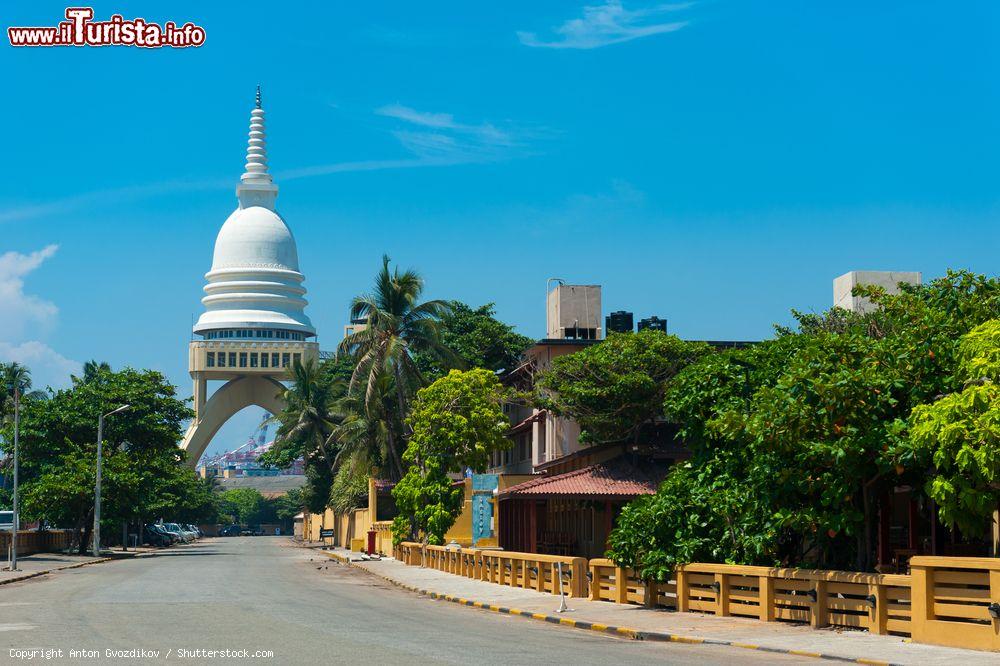 Immagine Veduta del tempio buddhista Sambodhi Chaithya a Colombo, Sri Lanka. Edificato in cemento armato, questo stupa sorge nei pressi del porto della città. E' stato progettato dall'architetto singalese Kulasinghe e la sua costruzione è iniziata nel 1956 - © Anton Gvozdikov / Shutterstock.com