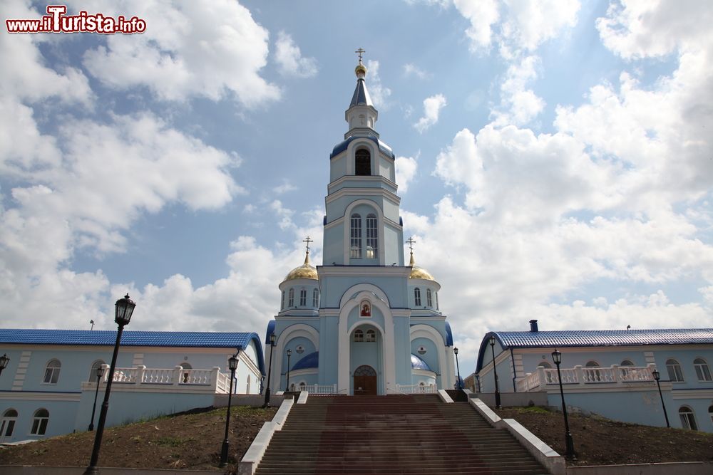 Immagine Veduta del Tempio di Kazan nel centro di Saransk, Russia. La facciata azzurro pastello è impreziosita dal rivestimento blu del tetto e da due cupole dorate.