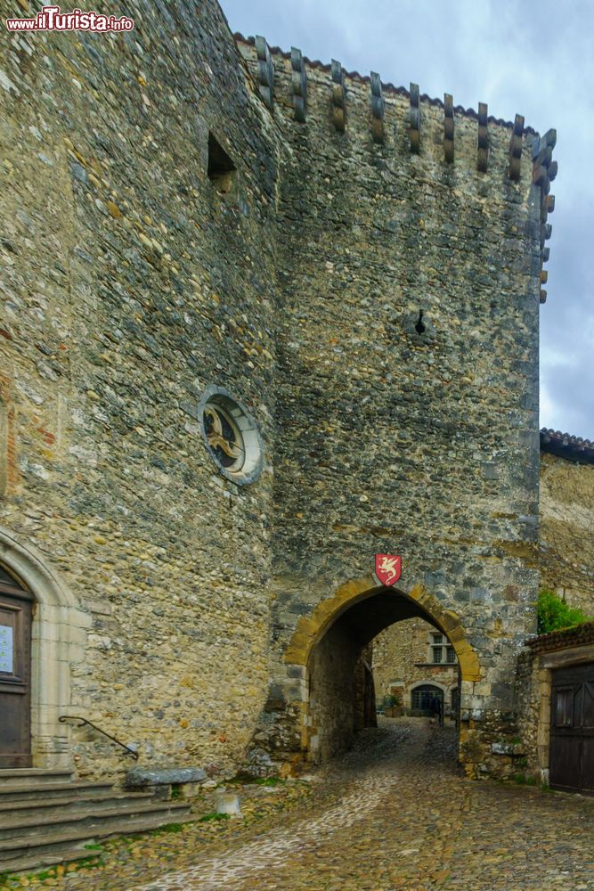 Immagine Veduta del vecchio arco d'ingresso nella mura medievali di Perouges, Francia. E' considero uno fra i più bei villaggi del territorio nazionale.