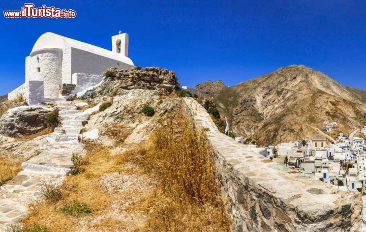 Immagine Veduta del villaggio di Chora a Serifos, Grecia. Capitale dell'isola, questo bel villaggio abbarbicato su una collina è famoso per le sue abitazioni d'un bianco splendente e per il castello veneziano del XV° secolo. Molte delle sue abitazioni a forma di cubo sono diventate botteghe per artisti e architetti greci. Il panorama di cui si gode sul mare da questo villaggio è fra i più suggestivi dell'isola. Per gli appassionati di archeologia greca, Hora ospita anche un grazioso museo - © leoks / Shutterstock.com