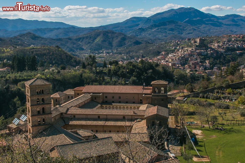 Immagine Una bella veduta del villaggio di Subiaco e dell'abbazia di Santa Scolastica, provincia di Viterbo, Lazio.