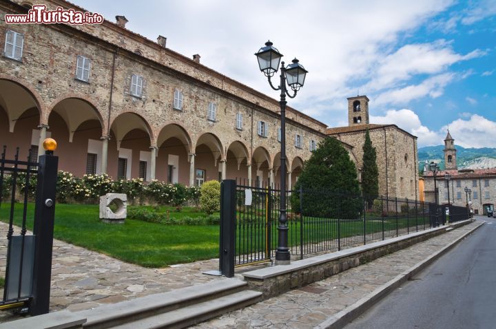 Immagine Una veduta dell'abbazia di San Colombano a Bobbio, Piacenza, Emilia Romagna. La basilica è stata costruita fra il 1456 e il 1522 sopra i resti della chiesa conventuale anteriore al 1000.