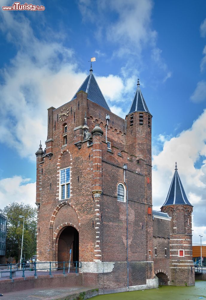 Immagine Veduta della Amsterdamse Poort nella città di Haarlem, Olanda. E' l'unica porta rimasta delle dodici originali oltre che sola testimonianza delle difese medievali cittadine.