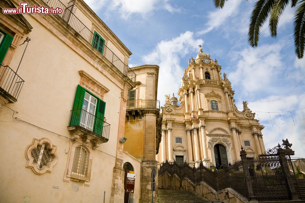 Immagine Veduta della cattedrale barocca di San Giorgio a Ragusa Ibla, Sicilia, Italia. Il quartiere si estende su una piccola collina.