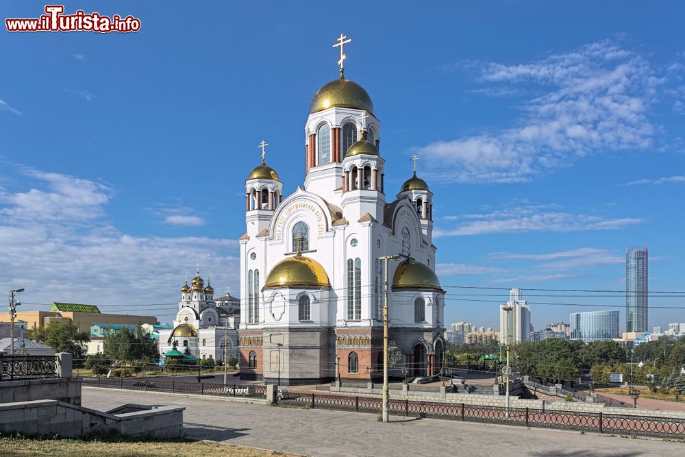 Immagine Veduta della Cattedrale sul Sangue in onore dei Santi Risplendenti nella Terra Russa e il Patriarchal Metochion a Ekaterinburg, Russia. Le cupole dell'edificio religioso sono interamente dorate.