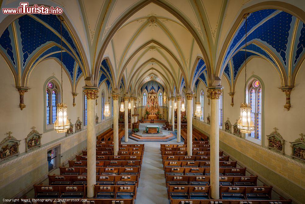 Immagine Veduta della chiesa cattolica di San Pietro di Jefferson City, Missouri, dalla balconata interna - © Nagel Photography / Shutterstock.com