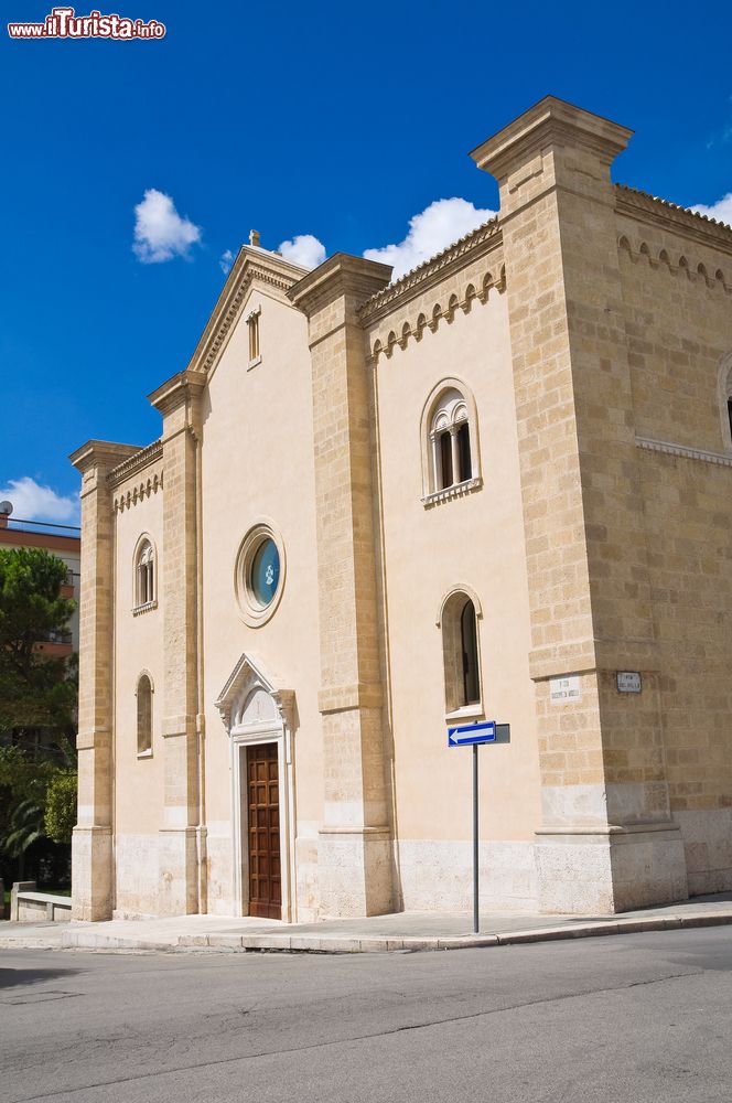 Immagine Veduta della chiesa della Consolazione a Altamura, Puglia. Restaurata nel 2012 grazie alle offerte della comunità, ospita alcune pregevoli opere d'arte fra cui la statua di marmo di San Vito, la Madonna con il Bambino fra i santi Antonio e Leonardo dipinta a fine Cinquencento e una tela ottocentesca della Natività.