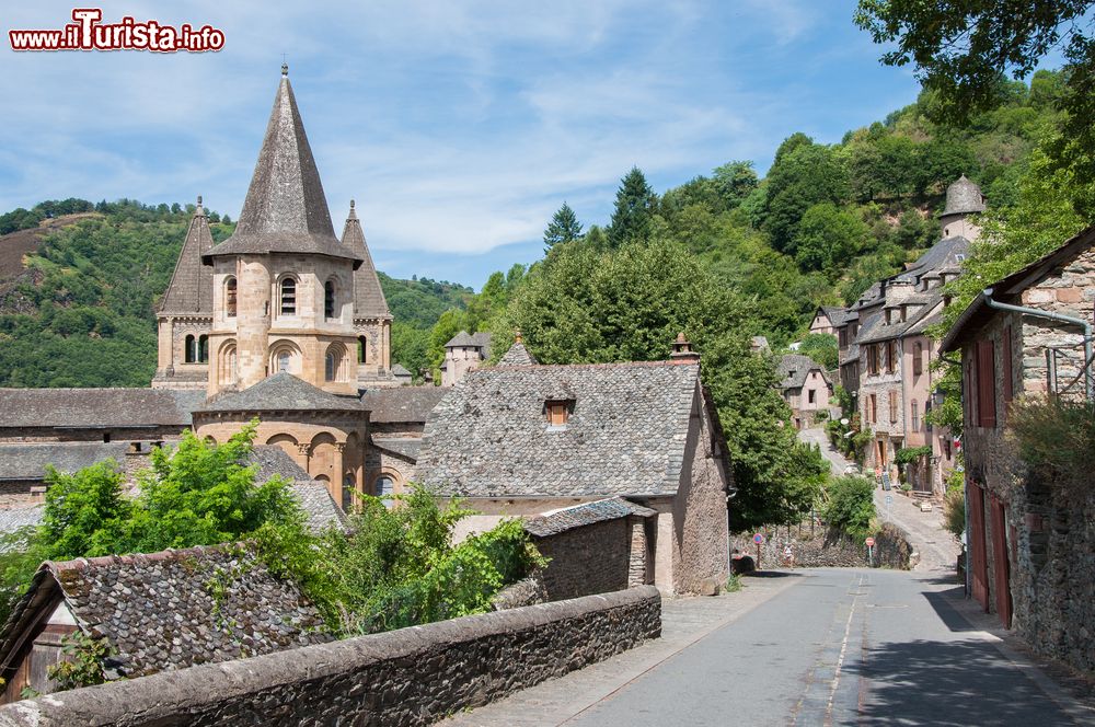 Immagine Veduta della chiesa di Sainte-Foy a Conques, Francia. Dell'antica abbazia benedettina è rimasto solo questo edificio religioso dalle eleganti forme romaniche.