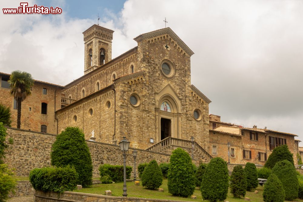 Immagine Veduta della chiesa di San Bartolomeo a Barberino Val d'Elsa, Toscana. Al suo interno ospita un affresco del Trecento raffigurante l'Annunciazione.