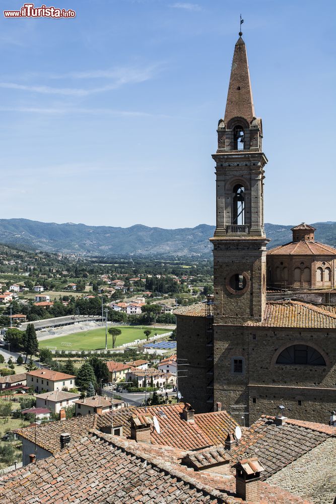 Immagine Veduta della chiesa di San Giuliano a Castiglion Fiorentino, Arezzo. Sullo sfondo, lo stadio comunale.