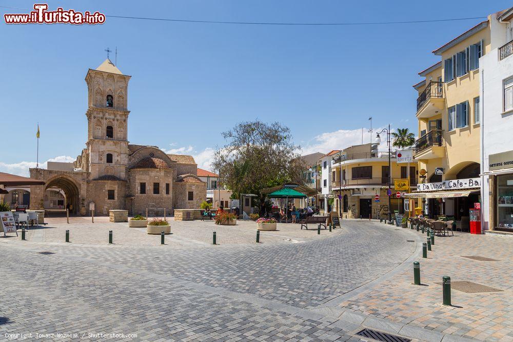 Immagine Veduta della chiesa di San Lazzaro a Larnaka, isola di Cipro. E' il più importante edificio di culto ortodosso della città: realizzato in pietra chiara, si presenta con un campanile a tre ordini sormontato da una cuspide piramidale liscia - © Tomasz Wozniak / Shutterstock.com