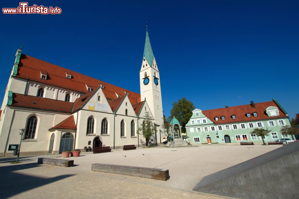 Immagine Veduta della chiesa di St. Mang a Kempten, Germania: dedicato a San Magno, questo edificio religioso è uno dei simboli della città.