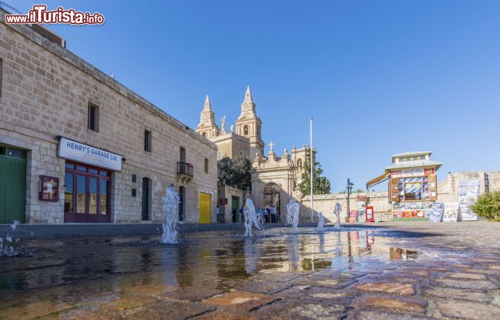 Immagine Veduta della chiesa parrocchiale di Mellieha, Malta. Giochi d'acqua accompagnano in una delle chiese parrocchiali della città di Mellieha - © Nejdet Duzen / Shutterstock.com