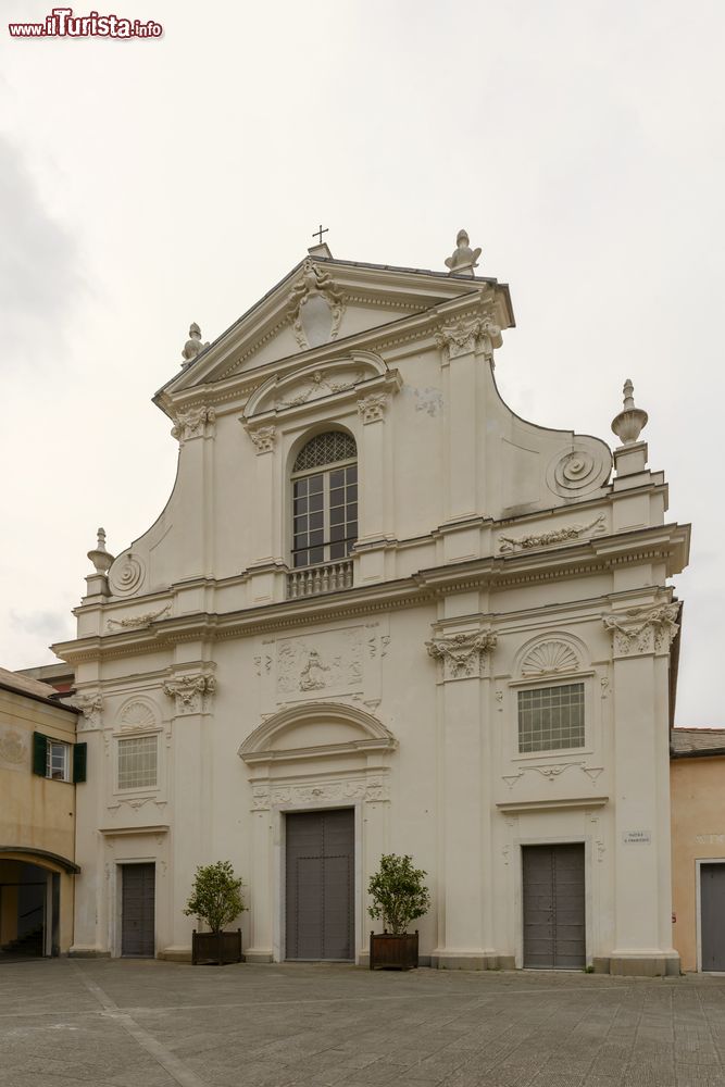 Immagine Veduta della chiesa sconsacrata di San Francesco a Chiavari, Liguria. Dopo la sconsacrazione avvenuta agli inizi del XIX° secolo, questo edificio è stato acquisito dal Comune che in seguito al restauro nel 2002 lo ha adibito a auditorium.