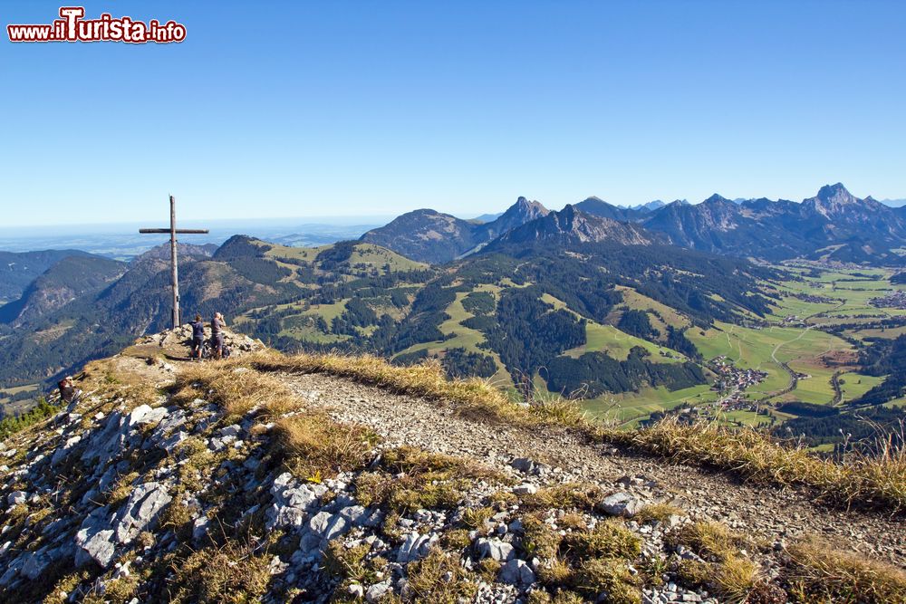 Immagine Veduta della cima Wannenjoch nella Tannheim Valley, Reutte, Austria. Questa valle si eleva sino a circa 1100 metri di altitudine negli omonimi monti.