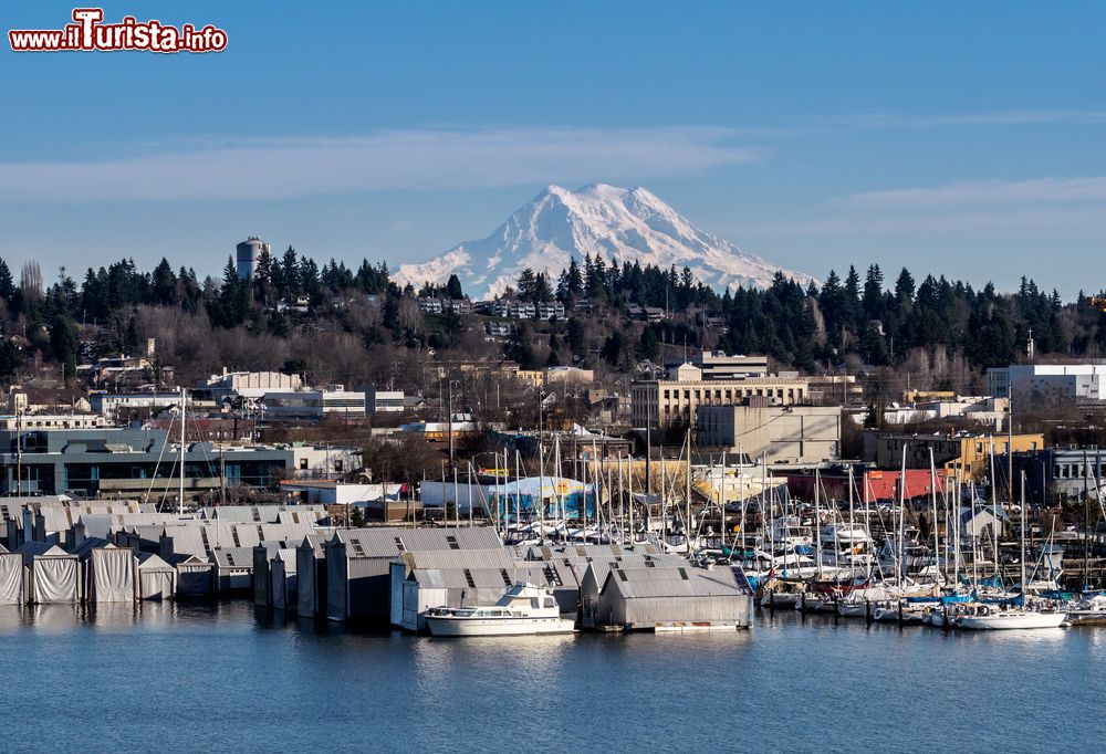 Immagine Veduta della città di Olympia, Washington, Stati Uniti. Questa bella cittadina portuale dello stato di Washington, di cui è anche capitale dal 1853, è uno dei più importanti centri della regione del Puget Sound.