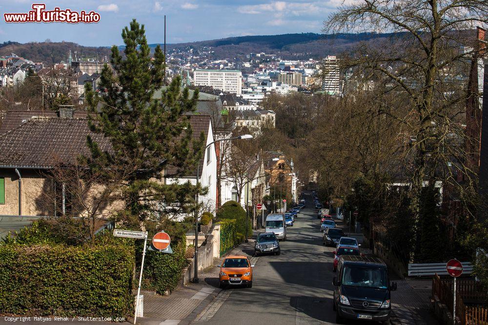 Immagine Veduta della città di Wuppertal, Germania. Abitata da circa 350 mila persone, Wuppertal è un concentrato di storia, cultura e arte che ben si mescolano allo spirito moderno delle grandi città  - © Matyas Rehak / Shutterstock.com