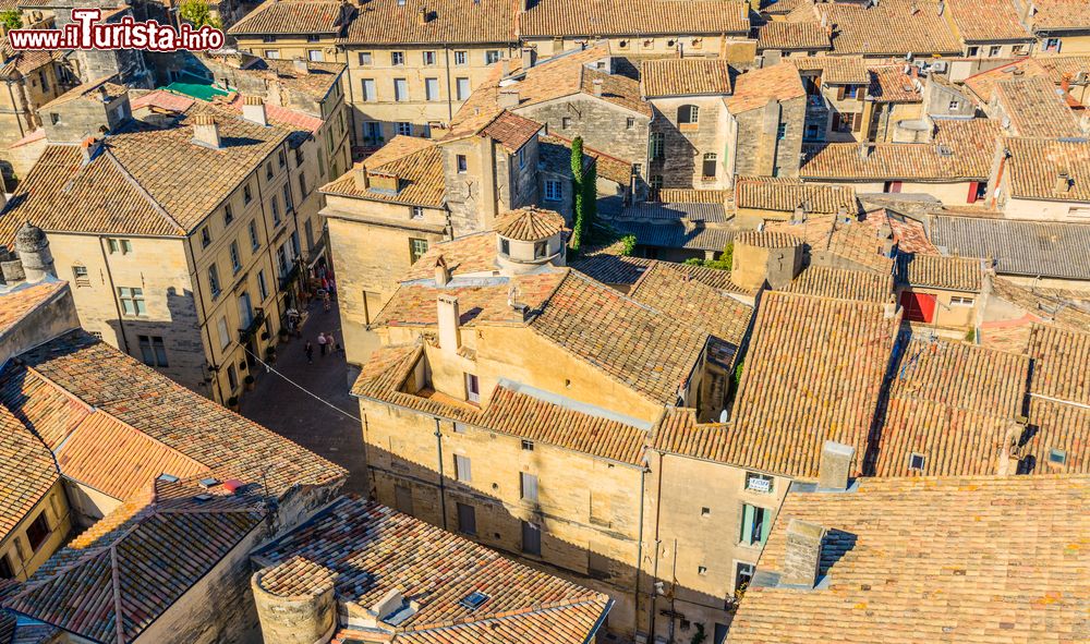 Immagine Veduta dall'alto della città medievale di Uzes, Francia. Immersa tra i vigneti, questa cittadina si trova nella piccola valle formata dal fiume Eure che sin dall'antichità era deputato all'approvvigionamento idrico di Nimes.