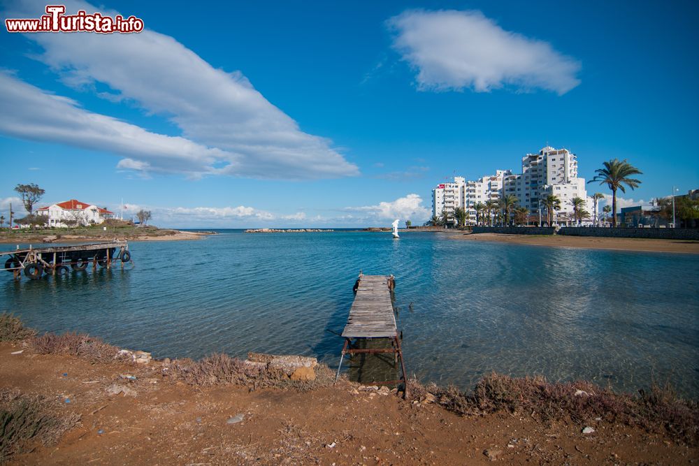 Immagine Veduta della costa e della spiaggia di Famagosta, Cipro Nord. Questa bella cittadina appartiene di fatto alla Repubblica Turca di Cipro del Nord e "de iure" alla Repubblica di Cipro. Si trova sulla costa orientale dell'isola.