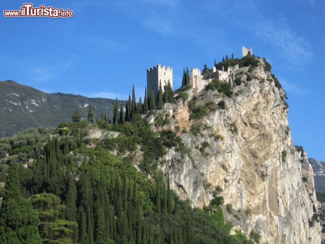 Immagine Veduta della fortezza di Riva del Garda, Trentino Alto Adige. Costruito in pietra grigia domina la città e il lago - © 39221425 / Shutterstock.com