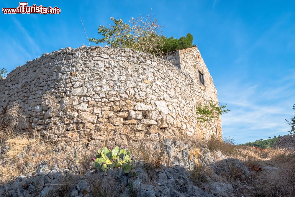 Immagine Veduta della fortezza sulle colline vicino a Skradin, Croazia.