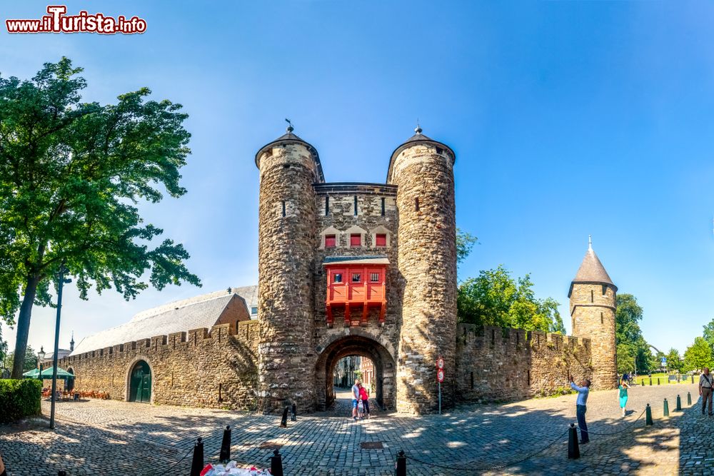 Immagine Veduta della Helpoort a Maastricht, Olanda. Posta fra due torri rotonde, questa "porta dell'inferno" è ciò che rimane della cinta muraria del XIII° secolo. E' la più antica dei Paesi Bassi.