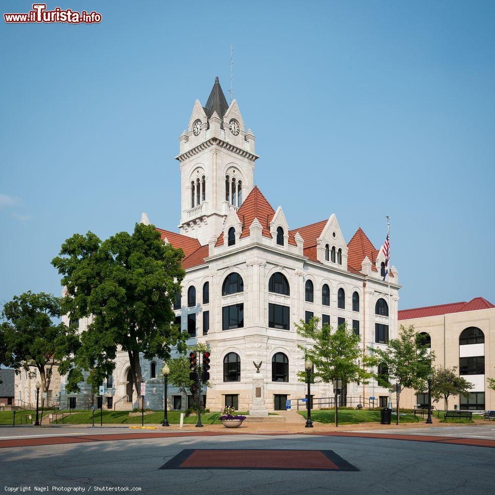 Immagine Veduta della Kolb County Courthouse a Jefferson City, Missouri, Stati Uniti d'America, con la bandiera americana - © Nagel Photography / Shutterstock.com