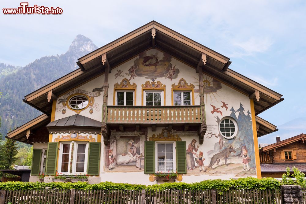 Immagine Veduta della Little Red Riding Hood Painted House a Oberammergau, Germania. E' uno dei più suggestivi esempi di dipinti a affresco in questo paesino della Baviera.