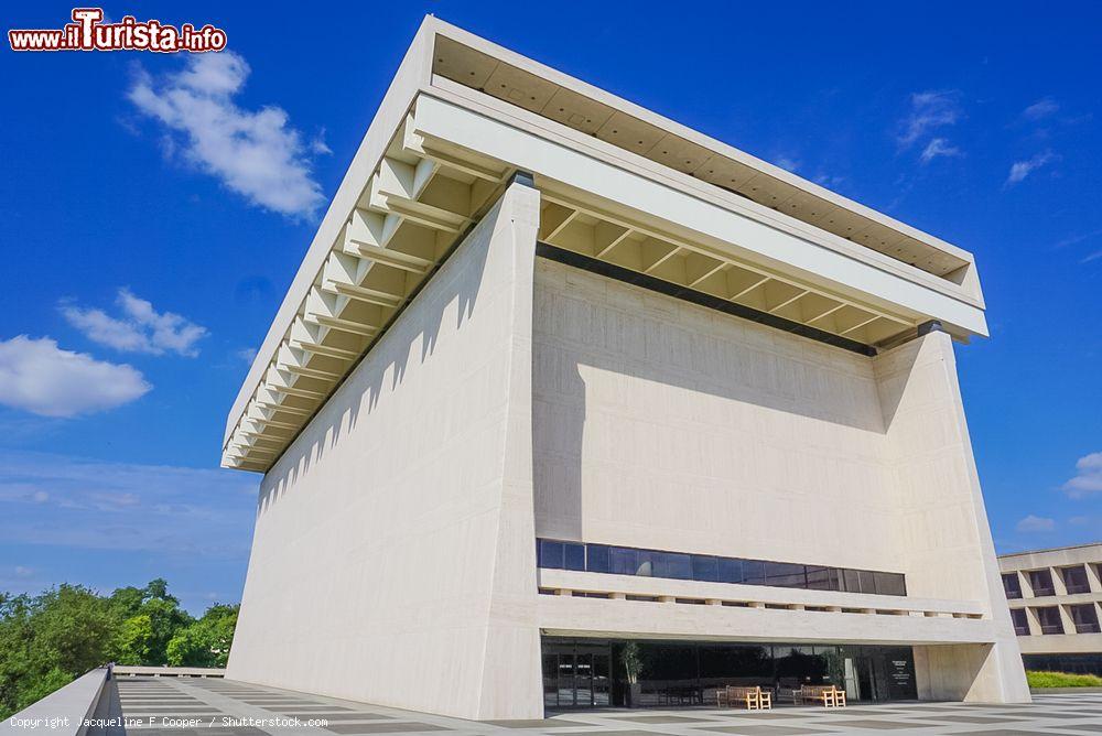 Immagine Veduta della Lyndon Baines Johnson Library and Museum di Austin, Texas (USA). E' una delle 13 biblioteche presidenziali gestite dalla National Archives and Records Administration - © Jacqueline F Cooper / Shutterstock.com