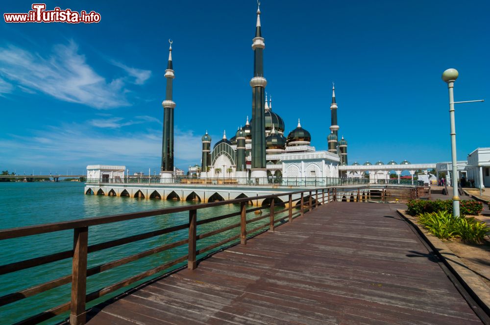 Immagine Veduta della Masjid Kristal a Kuala Terengganu, Malesia. Questa grande struttura religiosa in vetro, acciaio e cristallo si trova presso l'Islamic Heritage Park sull'isola di Wan Man.