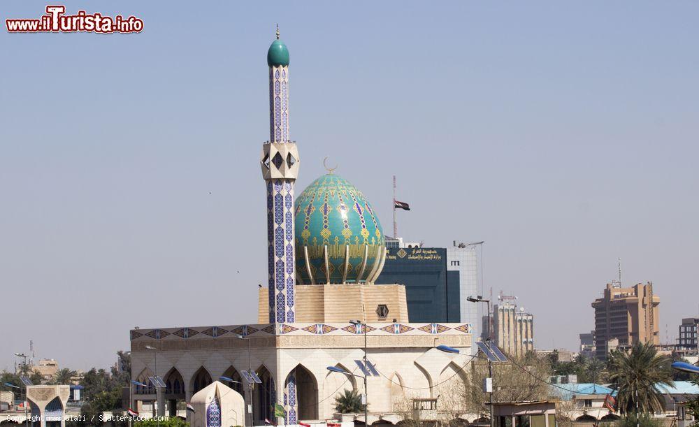 Immagine Veduta della moschea di Haji Beuneha In Al Alawi nel centro di Baghdad, Iraq  - © rasoulali / Shutterstock.com