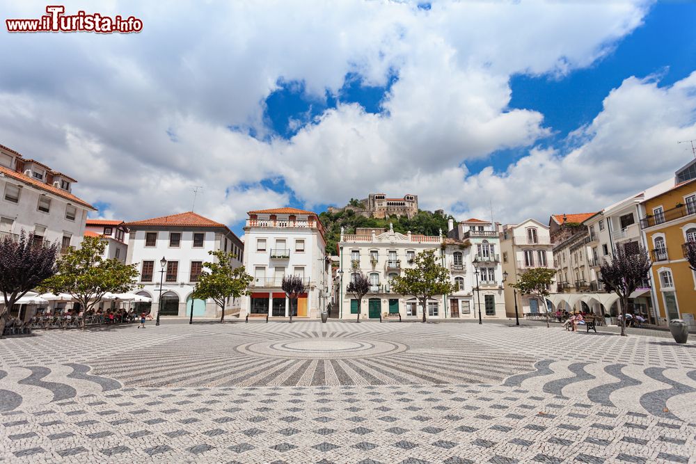 Immagine Veduta della piazza centrale di Leiria, Portogallo. In alto, sullo sfondo, il castello eretto nel 1135 subito dopo la cacciata dei Mori dall città.