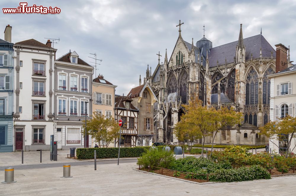 Immagine Veduta della piazza di Troyes con la basilica di Sant'Urbano, Francia.