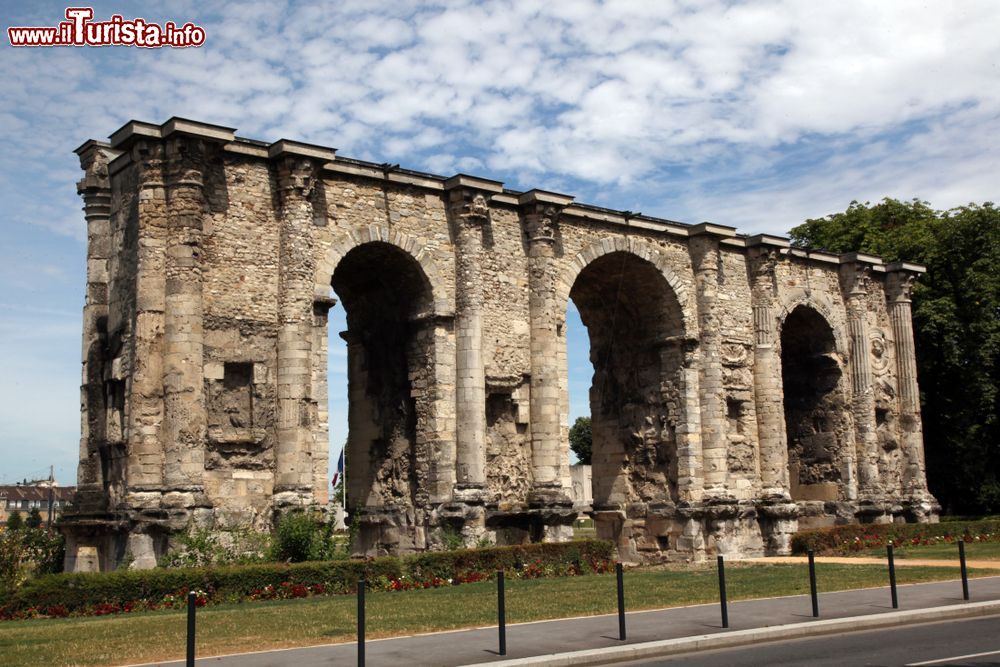 Immagine Veduta della Porta di Marte a Reims, Francia. E' il più largo arco di trionfo mai costruito dai romani: è lungo 32 metri e alto 13. Il nome deriva da un vicino tempio dedicato a Marte.