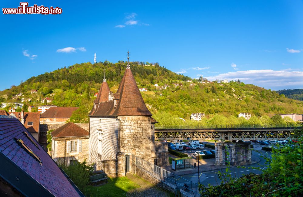 Immagine Veduta della Porte Rivotte con il sole a Besancon, Francia. E' una delle due ultime porte ancora esistenti in città.