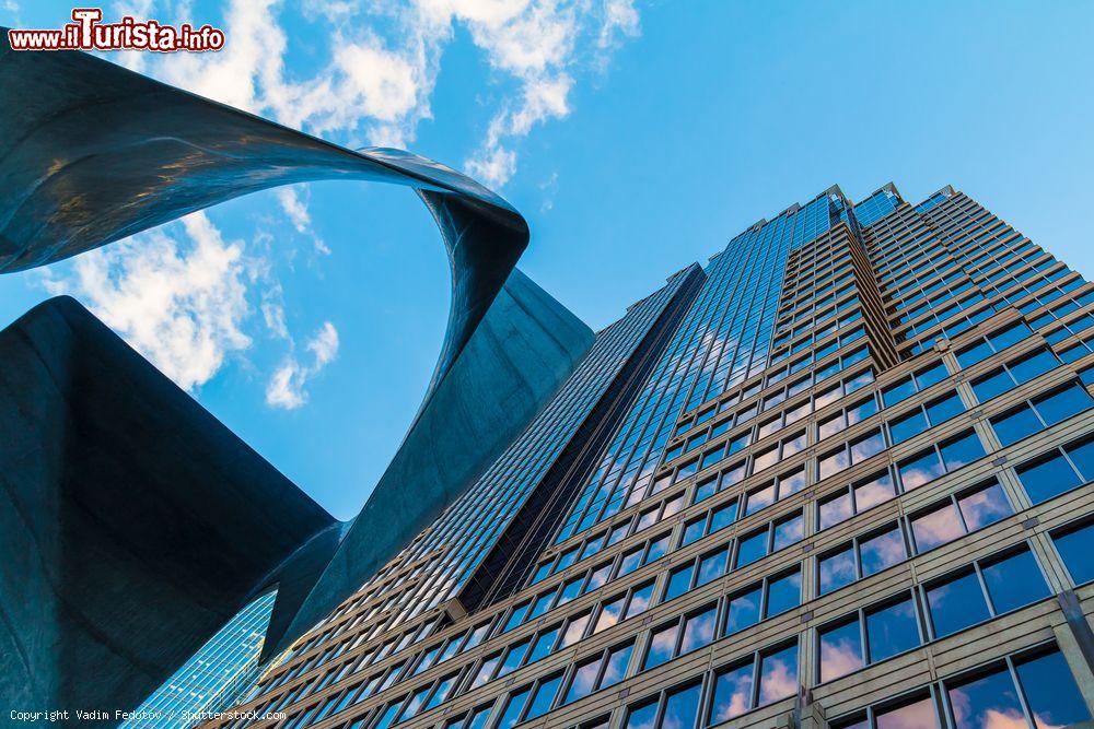 Immagine Veduta della scultura "Stealth" con grattacieli sullo sfondo a Atlanta, Stati Uniti d'America.  - © Vadim Fedotov / Shutterstock.com